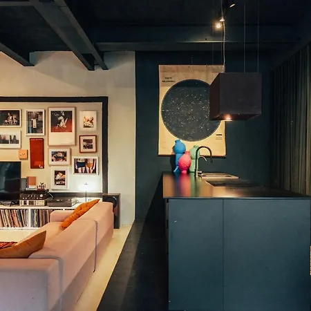 Spacious Design In The Center 아파트
